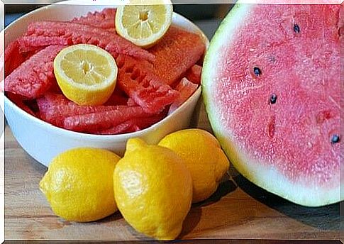 Watermelon and lemon juice can help detoxify the kidneys