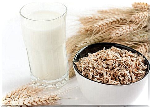 Oats and water to prepare a face mask