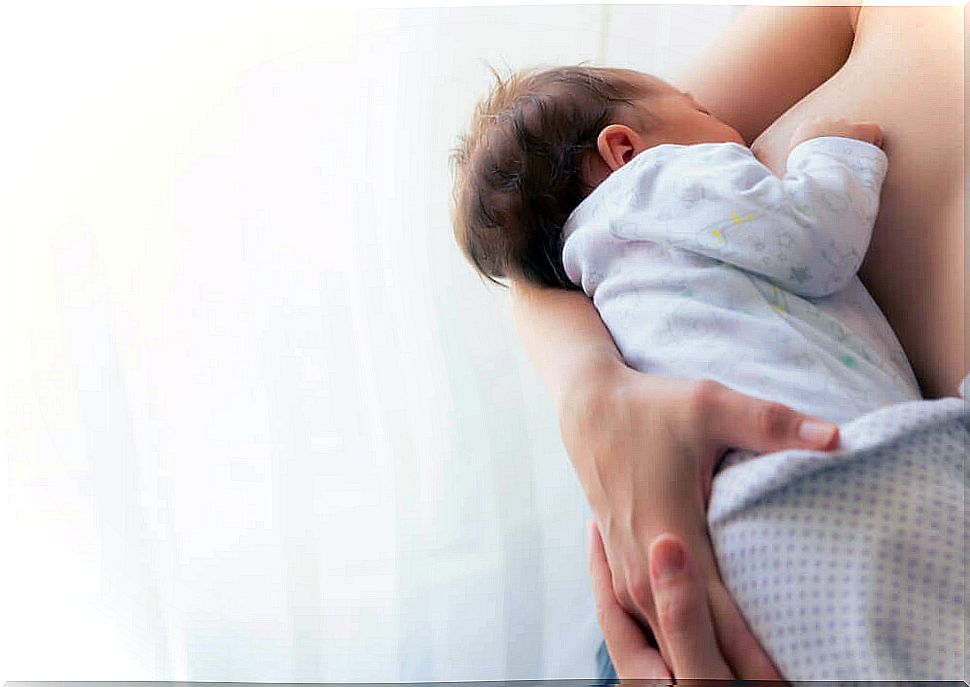 Positions for breastfeeding the baby: Cradle position