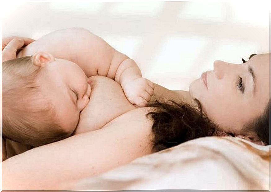 Positions to breastfeed the baby: reverse direction