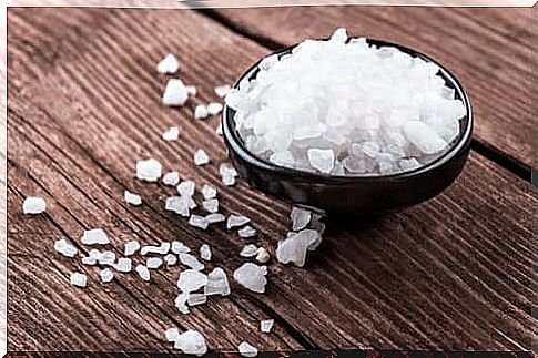 Salt works as a natural exfoliant for the tongue and helps to remove dead cells and other accumulated dirt particles.