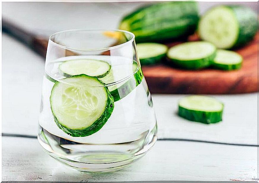 Benefits and recipe of cucumber water for fluid retention