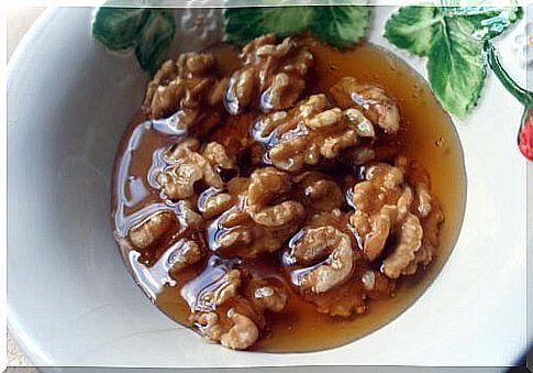 Medicine with honey and nuts to regulate the thyroid gland