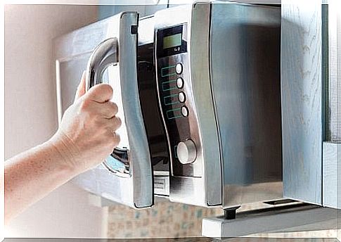 How to clean the microwave oven