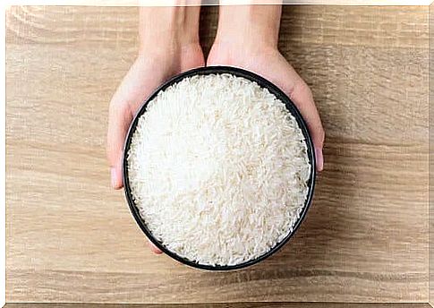 How to fight damp and bad odor in rice cabinets