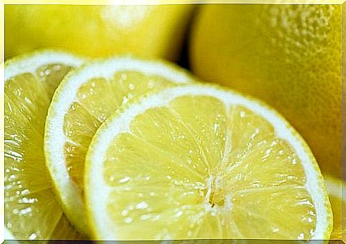 sliced ​​lemon