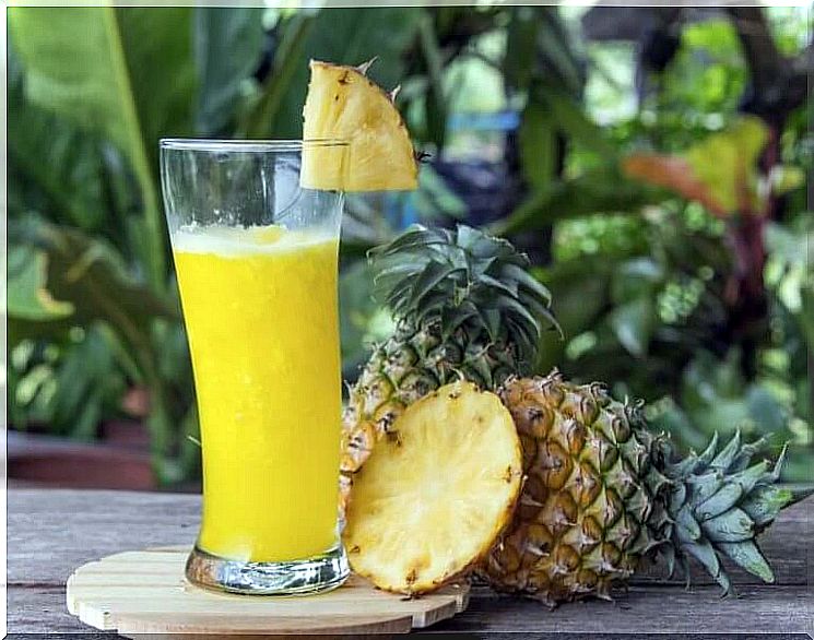 Learn about the benefits of pineapple water