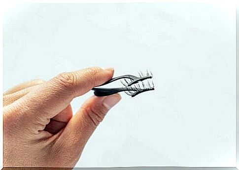 False eyelashes