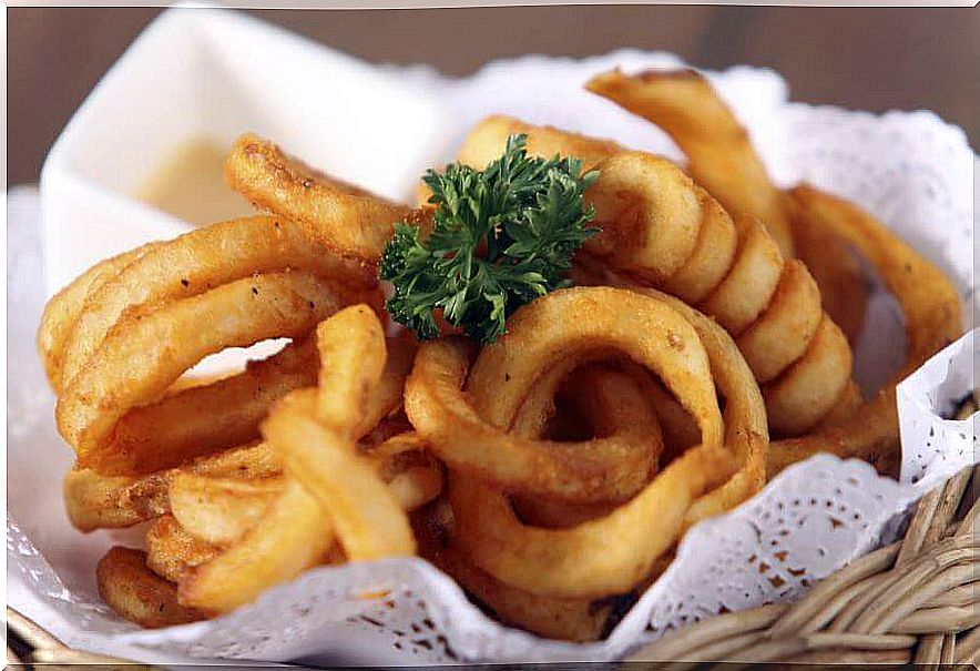 Onion rings stuffed with minced meat