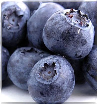 Blueberries are foods that strengthen the kidneys.