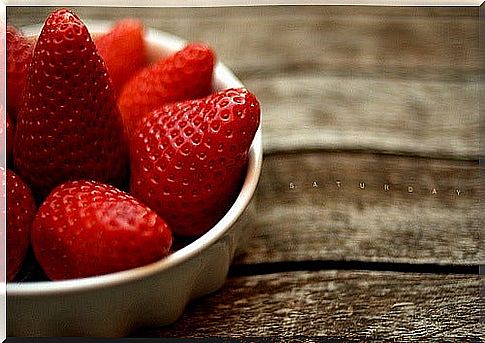 Strawberries are foods that strengthen the kidneys