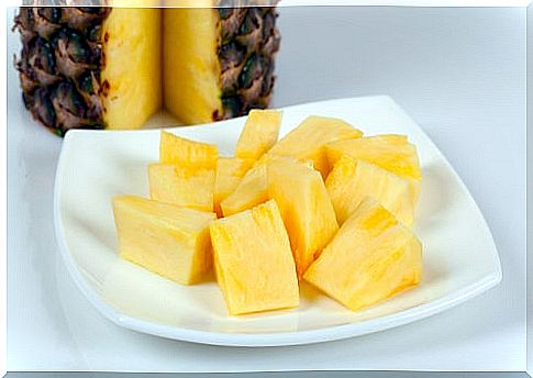 Pineapple is one of the foods that strengthen the kidneys.