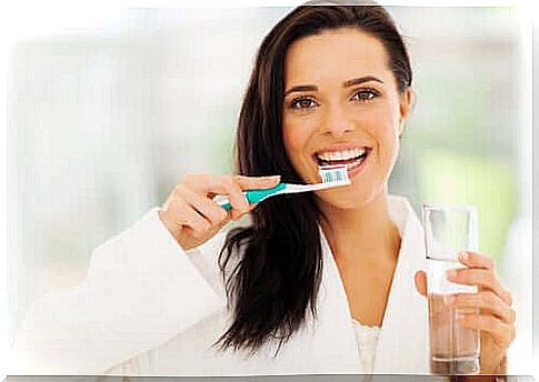 woman brushing her teeth